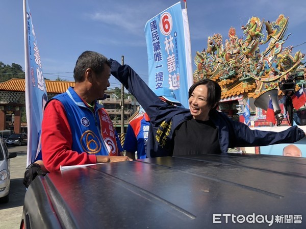 ▲▼ 韓國瑜妻子李佳芬到旗山掃街拜票，穿上韓國瑜競選外套坐上車，聽到會不會在台上親一下後大笑。（圖／記者陳以昇攝）