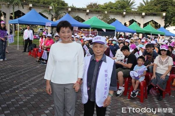 ▲85歲母親為楊麗環助選，選民感受母愛力量。（圖／楊鈞提供）