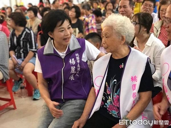 ▲85歲母親為楊麗環助選，選民感受母愛力量。（圖／楊鈞提供）