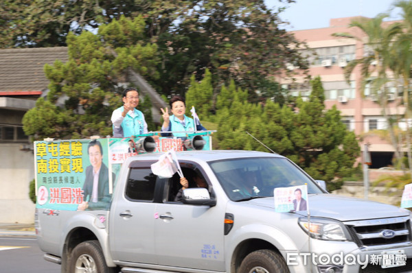 ▲民進黨南投縣長候選人洪國浩掃街拜票。（圖／洪國浩競選團隊提供。）