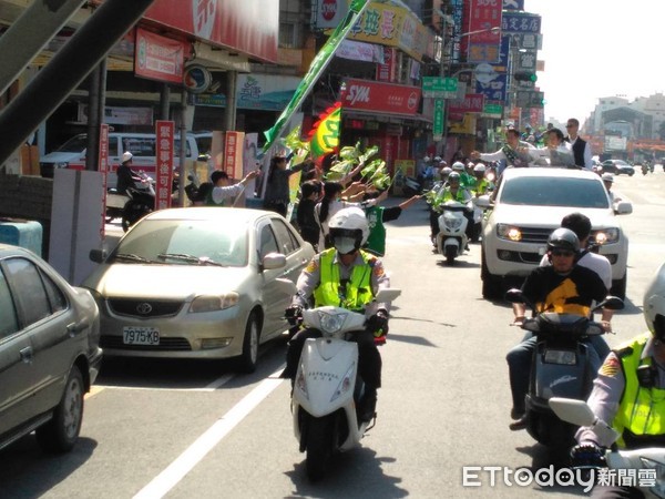 ▲台南市長候選人黃偉哲，11月23日選前最後1天，在行政院長賴清德陪同下，開始衝刺掃街拜票。（圖／記者林悅翻攝）