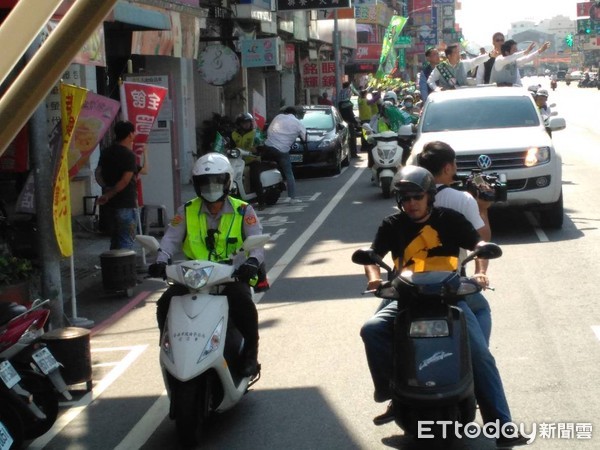 ▲台南市長候選人黃偉哲，11月23日選前最後1天，在行政院長賴清德陪同下，開始衝刺掃街拜票。（圖／記者林悅翻攝）