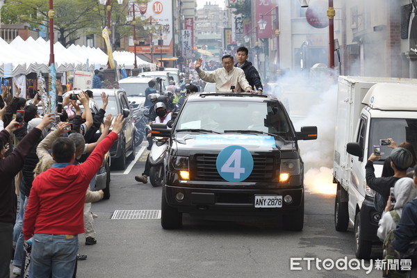 ▲柯文哲車隊掃街拜票,柯文哲▼             。（圖／記者湯興漢攝）