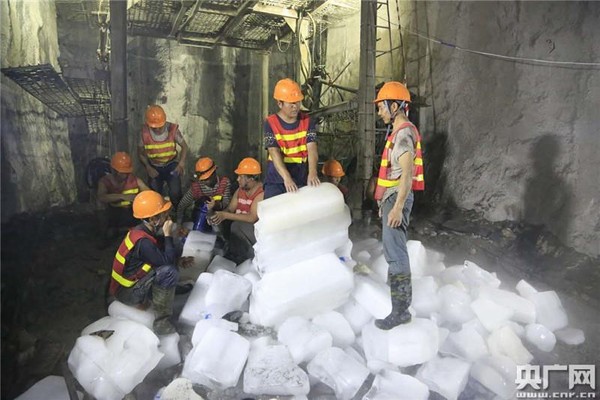 ▲▼工人在洞內施工，因為過於悶熱所以拿冰塊降溫。（圖／翻攝自央廣網）