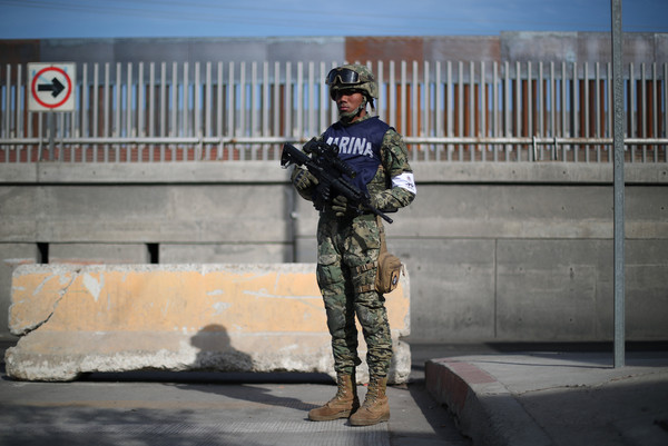 ▲▼一位墨西哥軍人在邊境駐守。（圖／路透）