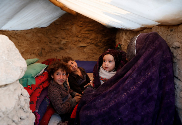 ▲▼ 阿富汗赫拉特省難名營的帳篷內坐著一家人,阿富汗,赫拉特省,Herat province,Herat。（圖／路透）