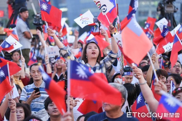 ▲▼國民黨高雄市長候選人韓國瑜選前之夜，支持者揮舞旗幟。（圖／記者林敬旻攝）