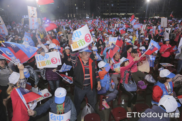 ▲朱立倫白冰冰為台中市長候選人盧秀燕1123造勢晚會站台。（圖／記者黃克翔攝）