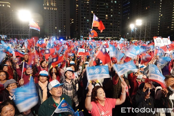 ▲白冰冰帶領呼喊台中翻轉盧秀燕當選。（圖／記者張君豪攝）