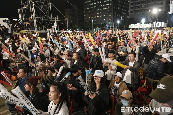 ▲▼2018縣市長選舉,柯文哲,選前之夜,現場照,支持者,柯P選前之夜群眾。（圖／記者湯興漢攝）