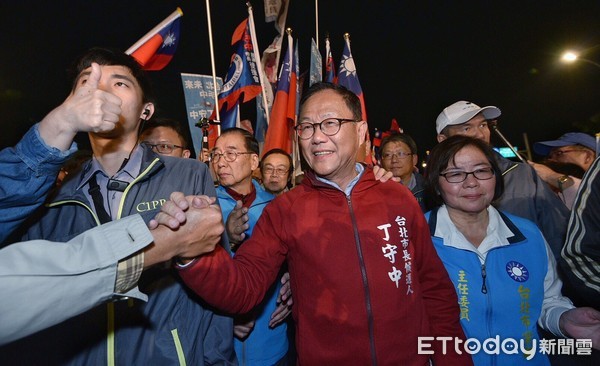 ▲▼2018縣市長選舉,丁守中,選前之夜,丁守中支持者,丁守中進場。（圖／記者張一中攝）