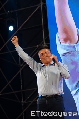 ▲國民黨台中市長候選人盧秀燕1123造勢晚會總部總幹事顏寬恆上台。（圖／記者張君豪攝）