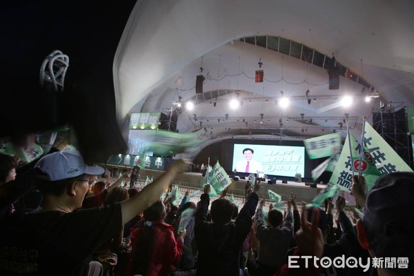 ▲民進黨台中市長候選人林佳龍1123造勢晚會蔡英文站台與現場人潮。（圖／記者季相儒攝）