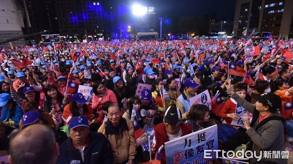 ▲▼2018縣市長選舉,侯友宜,選前之夜,侯友宜支持者,侯友宜造勢晚會。（圖／記者李毓康攝）