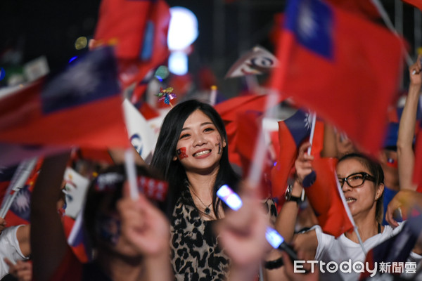 ▼▲國民黨高雄市長候選人韓國瑜選前之夜，台下正妹韓國瑜支持者。（圖／記者林敬旻攝）