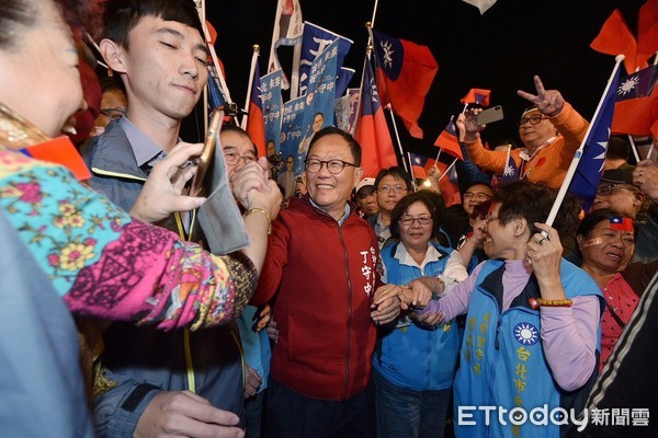 ▲▼2018縣市長選舉,丁守中,選前之夜,丁守中支持者。（圖／記者張一中攝）