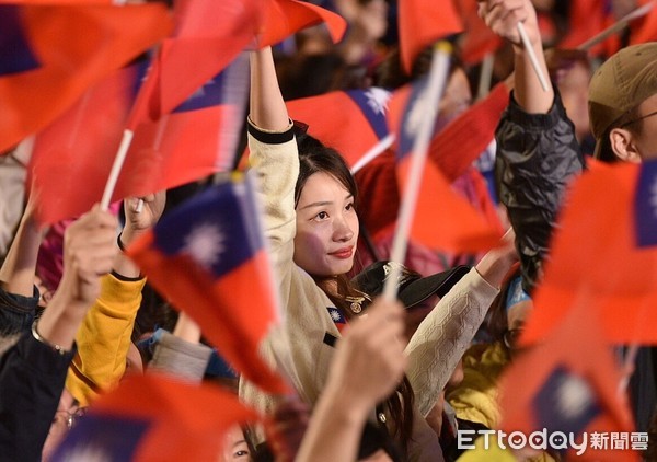 ▲▼丁守中凱道勝選之夜，丁守中美女粉絲。（圖／記者張一中攝）