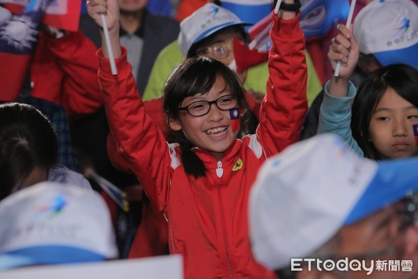 ▲國民黨台中市長候選人盧秀燕1123造勢晚會，盧秀燕台上講話與台下民眾反應。（圖／記者黃克翔攝）