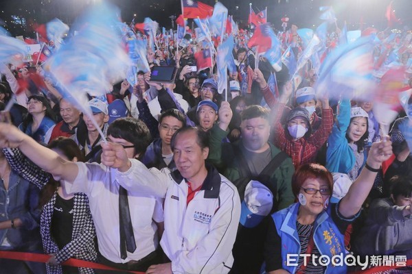 ▲國民黨台中市長候選人盧秀燕1123造勢晚會，盧秀燕台上講話與台下民眾反應。（圖／記者黃克翔攝）