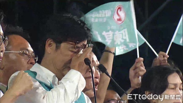 高雄市長候選人陳其邁致詞時激動落淚2130（圖／直播截圖）
