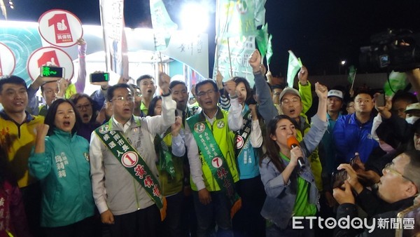▲台南市長候選人黃偉哲，在23日晚上抵達最後一站「城市願景館」前，向市民進行感性演說，希望市民24日能夠站出來，挺台南，用選票支持公平與正義。（圖／記者林悅攝）