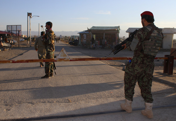 ▲▼阿富汗軍人在發生爆炸的霍斯特省軍營站崗。（圖／路透）