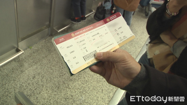 ▲台商張先生秀出自己手上直飛高雄的機票             。（圖／記者魏有德攝）