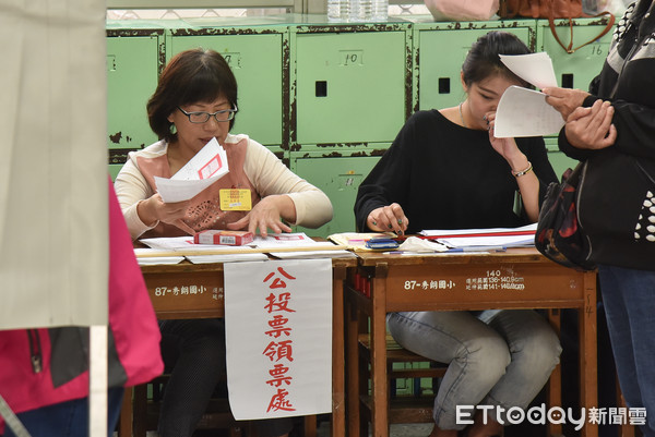 ▲▼2018九合一大選,投票,投票所,選舉,票匭,公投,民眾大排長龍。（圖／記者李毓康攝）