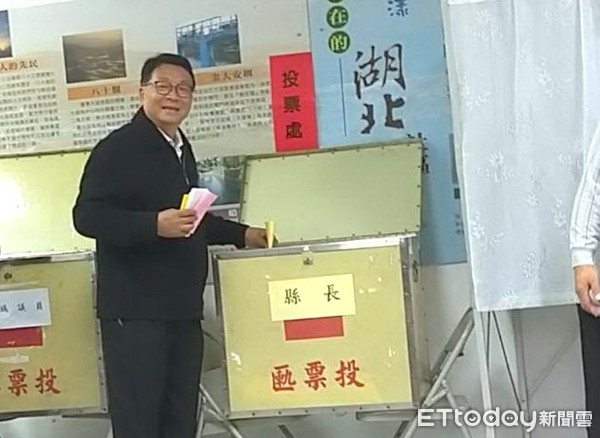 ▲宜蘭年底大選投票日，民進黨宜蘭縣長候選人陳歐珀24日上午在老家的員山鄉大湖社區活動中心投下神聖一票。（圖／記者游芳男攝）