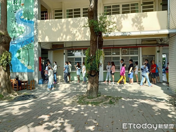 ▲▼高雄市湖內區155號投開票所傳出女選民昏倒不治。（圖／地方中心翻攝）