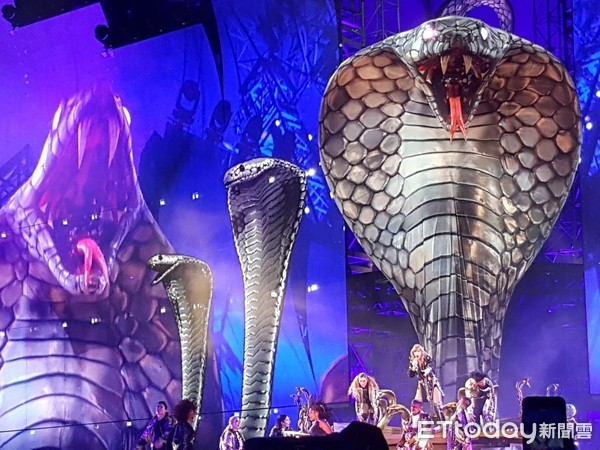 ▲泰勒絲3米高巨蛇飛出聳立舞台！「與蛇同行」其實有象徵意義。（圖／讀者提供）