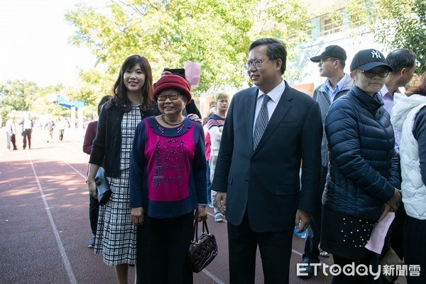 ▲鄭文燦和母親及妻子，前往鄭的母校八德區大安國小投票，前後花了約1個小時才完成所有投票。（圖／鄭文燦競選總部提供）