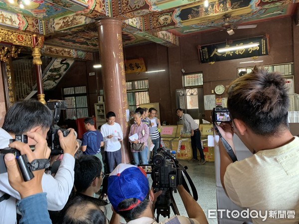 ▲陳其邁投下選舉票，吸引大批媒體拍攝             。（圖／記者吳奕靖攝）