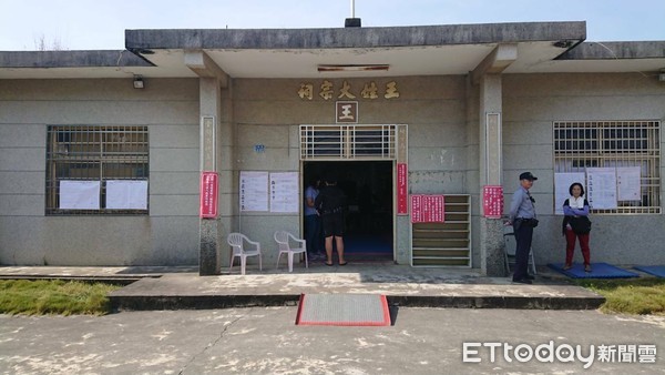 ▲台南市安定區62歲陳姓婦人，在第527投開票所（王氏宗祠）投票時疑因不滿選務人員多問一句，憤而撕毀公投第16案選票1張。（圖／記者林悅翻攝）