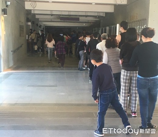 ▲九合一大選綁公投，造成投票嚴重塞車。（圖／記者楊淑媛攝）