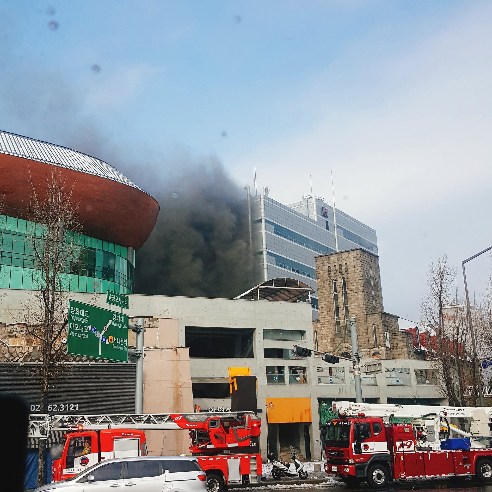 ▲▼南韓電信龍頭KT大樓發生火災，相關設施全部停擺。（圖／翻攝自Twitter／gyub0312）