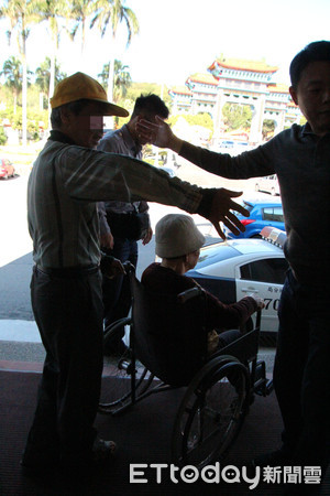▲88歲老婆婆坐輪椅圈投，乾兒子幫「扶一把」遭檢警帶回調查。（圖／記者陳凱力攝）