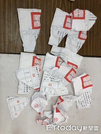▲▼苗栗老翁不知公投票怎麼投，一氣之下撕毀選票帶出丟棄。（圖／記者陳豐德翻攝）
