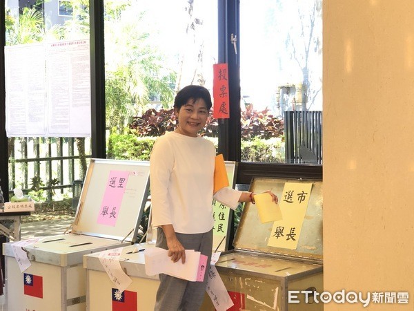 ▲楊麗環投票花了一個半小時，表示選選結果交由選民決定。（圖／蔡姓民眾提供） 