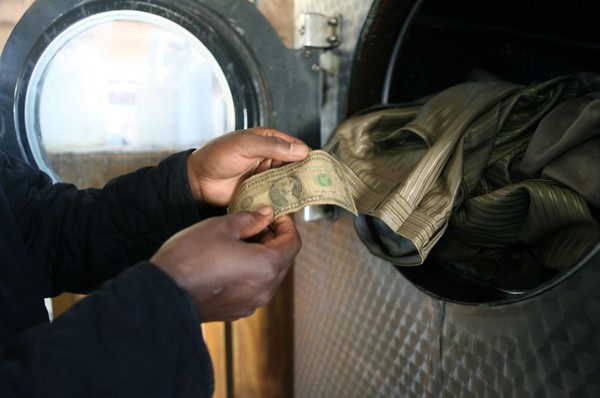 ▲荷蘭西阿姆斯特丹警方在一名男子家的洗衣機查獲35萬歐元鉅款。（示意圖／達志影像）