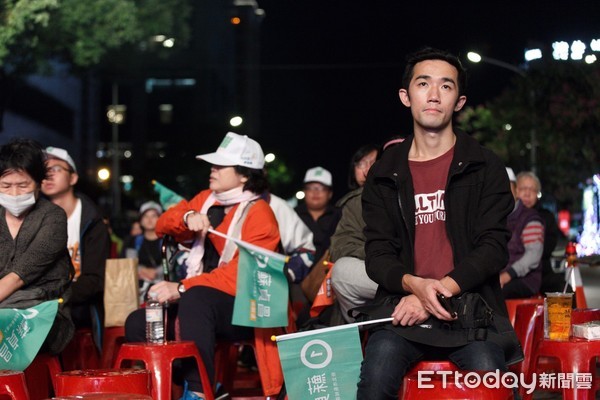 ▲民進黨新北市市長候選人蘇貞昌開票現場豬頭皮獻唱。（圖／記者周書羽攝）