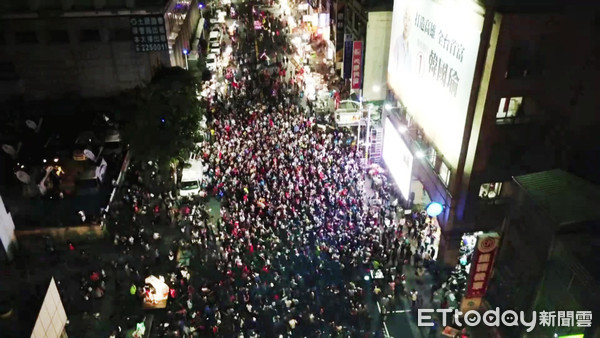 ▲韓國瑜_場外開票(1小幅領先民眾歡呼+釣高人群) （圖／直播截圖）