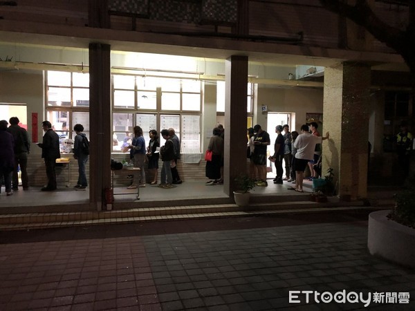 ▲▼台北市士林福林國小開票所仍有民眾在等候投票。（圖／讀者提供）