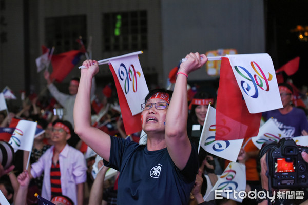 ▲▼國民黨高雄市長候選人韓國瑜,高雄黨部,支持者現場關心選情。（圖／記者林敬旻攝）