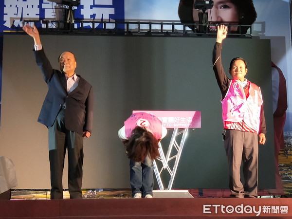 ▲▼翻轉宜蘭！成為首位宜蘭女縣長的國民黨林姿妙，24日晚雖未正式宣布當選，上台致詞以要跟大家拚出宜蘭好生活來宣示當選。（圖／記者游芳男攝，下同）