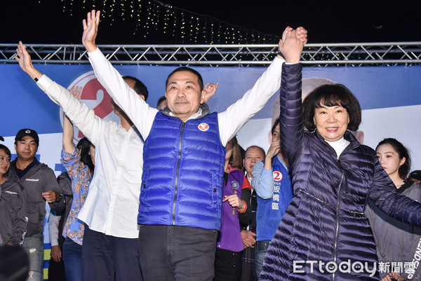 ▲▼侯友宜總部開票活動,新北市長當選人侯友宜與太太任美鈴一起登台宣布勝選。（圖／記者李毓康攝）