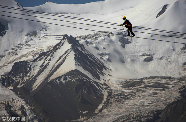 ▲▼青藏聯網工程國網公司的人員在海拔6178公尺高的玉珠峰施工。（圖／CFP）
