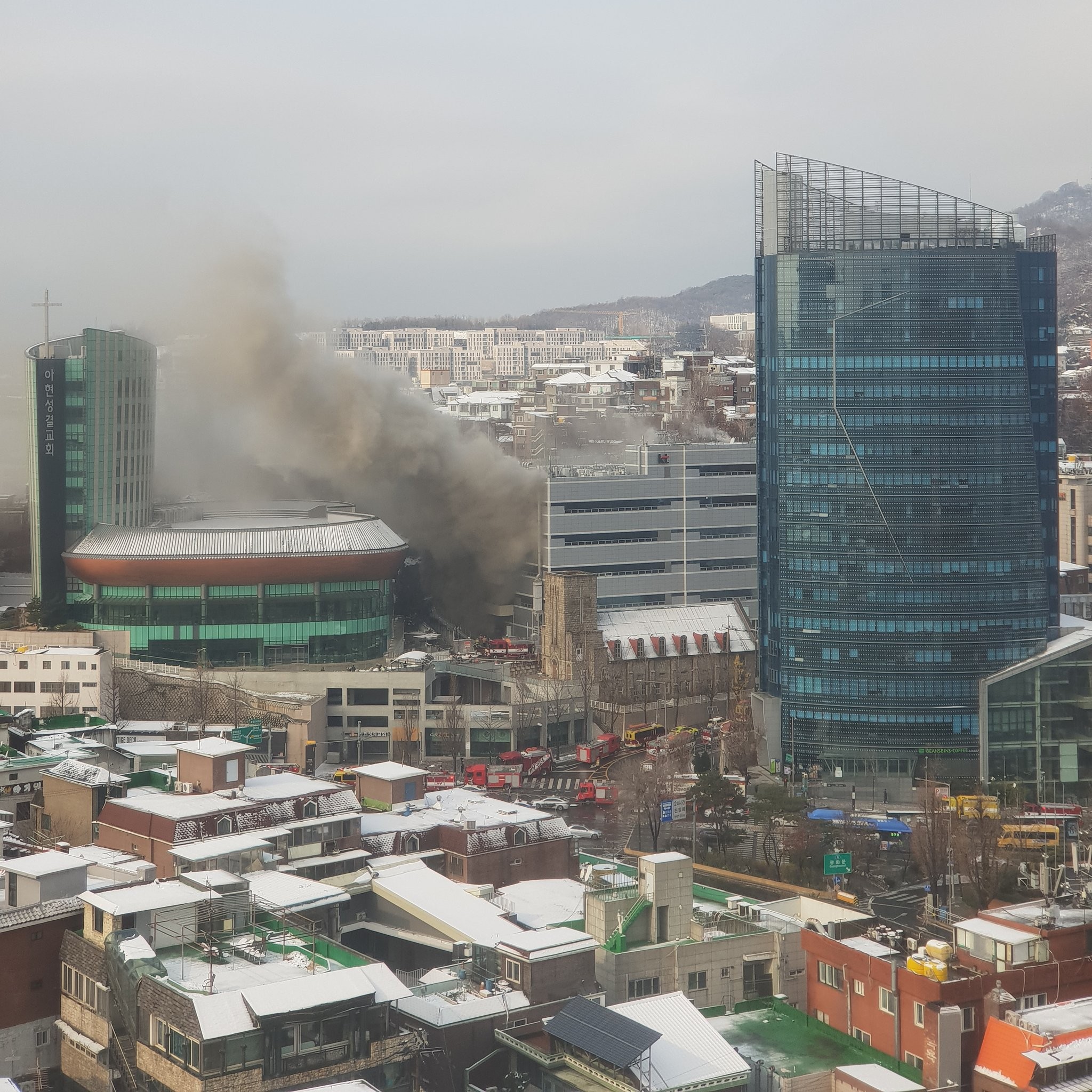 ▲▼南韓電信龍頭KT大樓發生火災，相關設施全部停擺。（圖／翻攝自Twitter／surfysea）