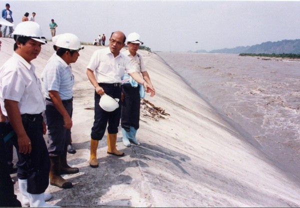 1992年，擔任屏東縣長時期的蘇貞昌在地方上巡察。（蘇貞昌提供）