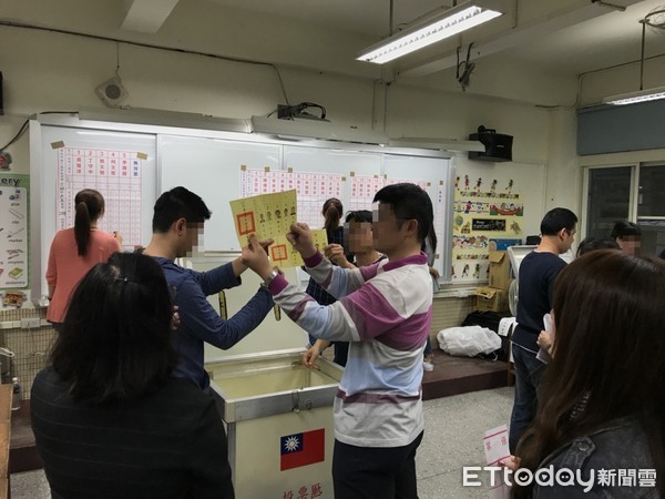 ▲▼黑箱10分鐘！選務猛塞筆蓋「你用這投票」　被抓包冷回：那就全部廢票。圖為台北市天玉里投開票所，與本文無關。（示意圖／記者李蕙璇攝）